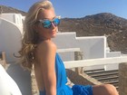 Paris Hilton sensualiza de pernas de fora na Grécia