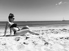 Grávida de quatro meses, Kelly Key mostra a barriga em clique na praia