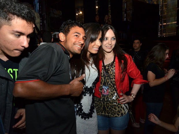Anitta com fãs em festival de música em Canela, Rio Grande do Sul (Foto: Leo Marinho/ Ag. News)