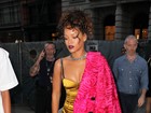 Rihanna veste look extravagante para jantar em Nova York