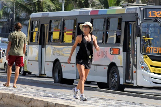 Ana Lima vai a praia do Arpoador, RJ (Foto: JC Pereira/AgNews)