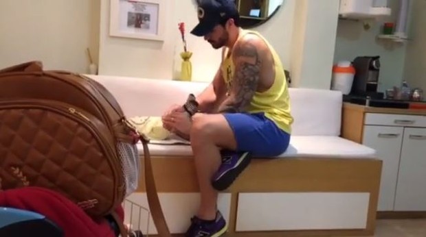 Rodrigão fazendo massagem no filho Rodrigo (Foto: Instagram / Reprodução)
