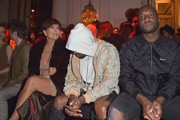 Kris Jenner e Kanye West vão ao desfile da Balmain, em Paris (Foto: Getty Images)