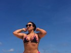 Mulher Melancia mostra frente e verso de biquíni em praia no Rio