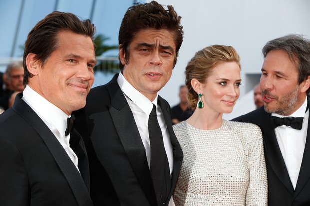 Benicio del Toro e Emily Blunt no Festival de Cannes (Foto: AFP)