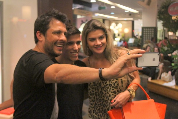 Mirella Santos e Ceará posam com fã em shopping no Rio (Foto: Daniel Delmiro/ Ag. News)