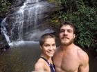 Isabella Santoni posta foto com o namorado em cachoeira
