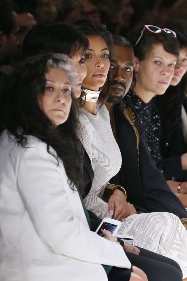 Kris Jenner, Kim Kardashian e Kanye West assistem ao desfile da Balmain na semana de moda de Paris (Foto: AFP)