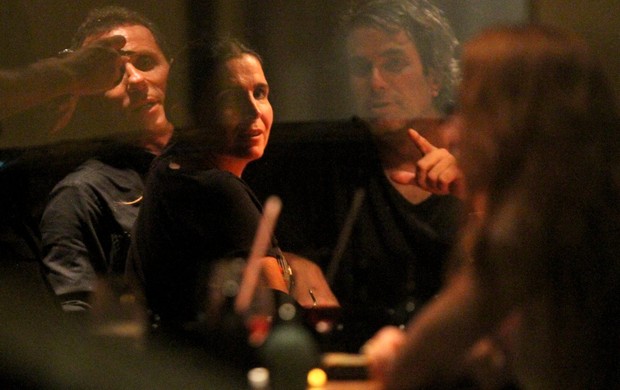Malu Mader com o marido, Tony Bellotto, e amigos em restaurante na Zona Sul do Rio (Foto: Rogério Fidalgo/ Ag. News)
