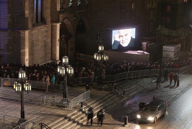 Público na Basílica de Basílica de Notre-Dame em Montreal, no Canadá (Foto: Tom Szczerbowski/Getty Images/AFP)