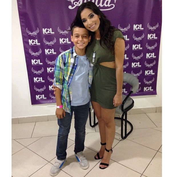 Victor Alexandre, filho de Carla Perez e Xanddy, com Anitta em show no Rio (Foto: Instagram/ Reprodução)