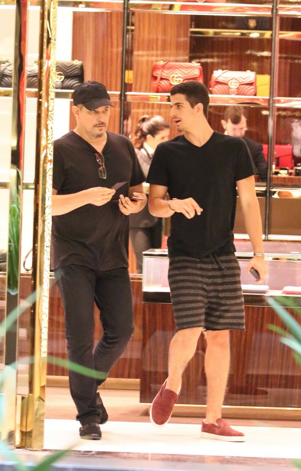 O Ator Edson Celulari Passeia com seu filho Enzo no Shopping Village Mall (Foto: AgNews  / AgNews)