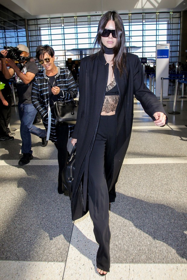Kendal Jenner usa maxicasaco para viajar (Foto: AKM)