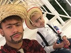 Tal pai, tal filho... Neymar e Davi Lucca posam em clima de festa julina