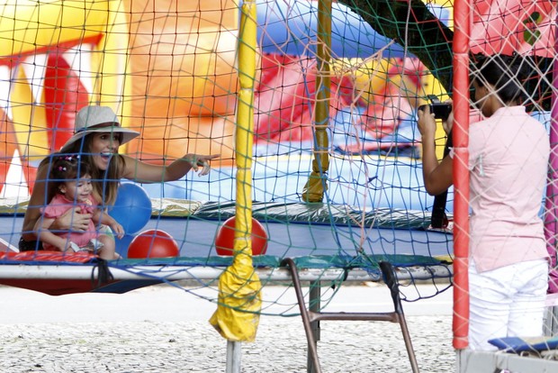 Fernanda Pontes com a filha (Foto: Gil Rodrigues/FotoRio News)