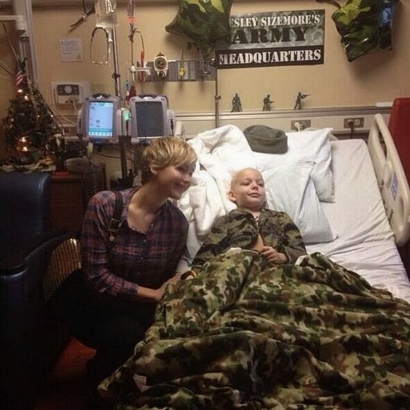 Jennifer Lawrence visita crianças hospitalizadas (Foto: Reprodução)