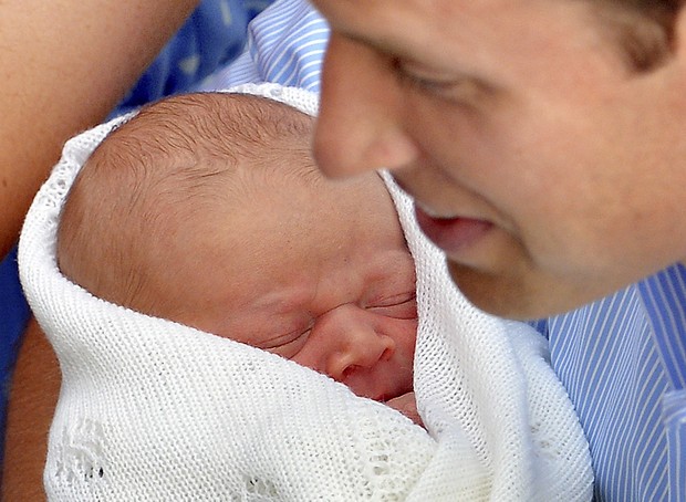 Príncipe William e bebê real (Foto: Agência Reuters)