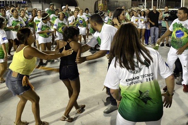 Fãs tentam agarrar Anitta durante ensaio (Foto: Roberto Teixeira / EGO)
