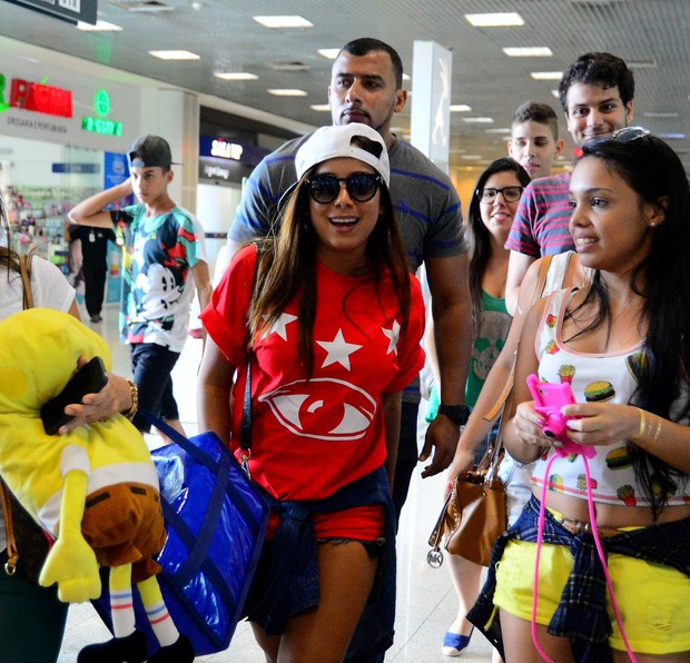 Anitta embarca cercada por fãs  (Foto: William Oda/Agnews)