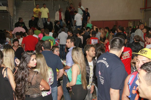 Público no acesso aos camarotes para o show da funkeira Anitta (Foto: Isac Luz/EGO)