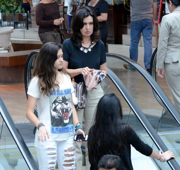 Fátima Bernardes com Laura e Beatriz (Foto: Marcus Pavão/Agnews)