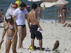 Murilo Benício aproveita o feriado ao lado dos filhos na praia