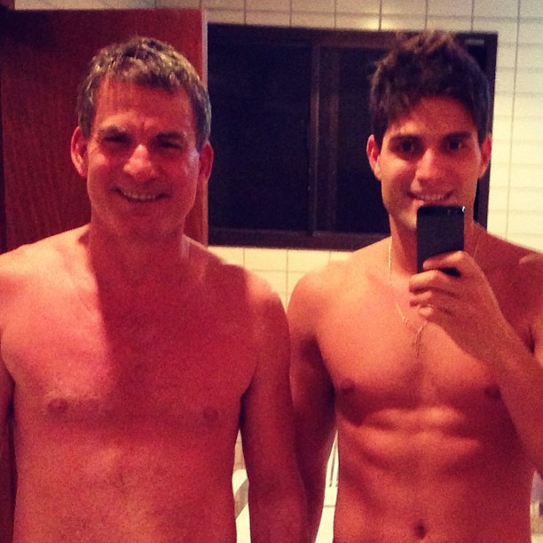 Ex-BBB André com o pai na sauna (Foto: Reprodução/Twitter)