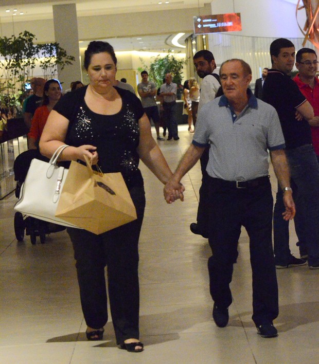 Renato Aragão com a esposa no Shopping (Foto: Marcus Pavão/ Ag. News)