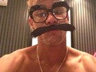 Em clima de carnaval, Neymar se disfarça com óculos e bigodão