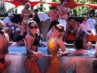 Mayra Cardi curte festa na piscina em Las Vegas