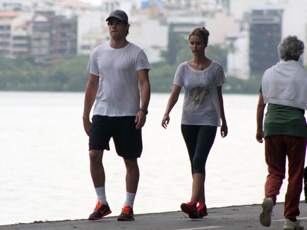 Yasmin Brunet caminha na Lagoa com o namorado (Foto: JC Pereira / Foto Rio News)
