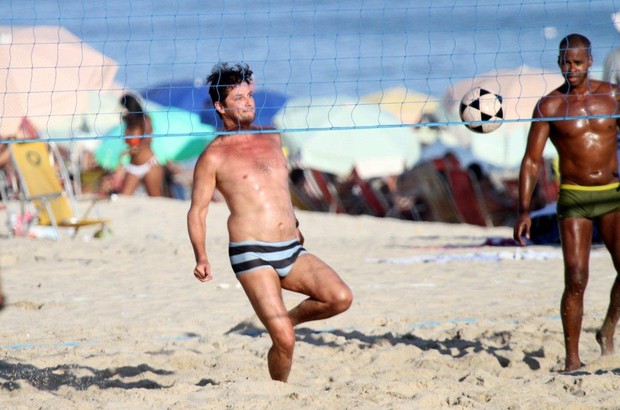 Marcelo Serrado joga futevôlei no Leblon (Foto: André Freitas / AgNews)