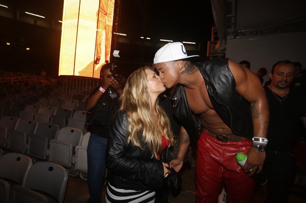 Léo Santana dá beijão na namorado após show (Foto: Fred Pontes / Divulgação)