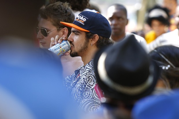 Caio Castro em bloco no Rio (Foto: Roberto Filho/Agnews)