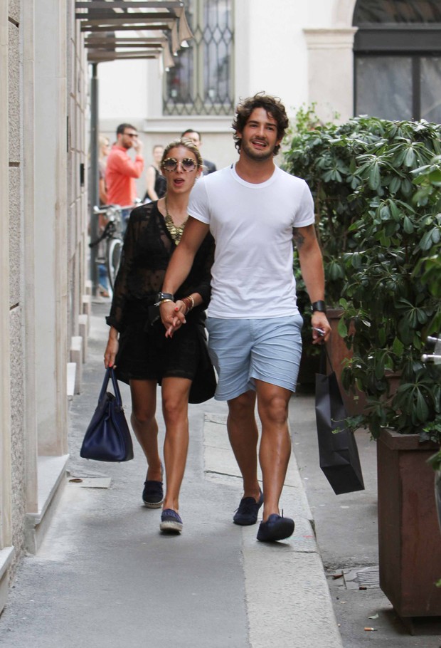 Alexandre Pato e a namorada, Sophia Siqueira Mattar, em Milão (Foto: Splash News/AKM-GSI / AKM-GSI )