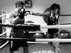 Sabrina Sato treina boxe de shortinho