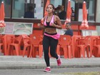 Anitta faz exercícios na orla da praia do Rio