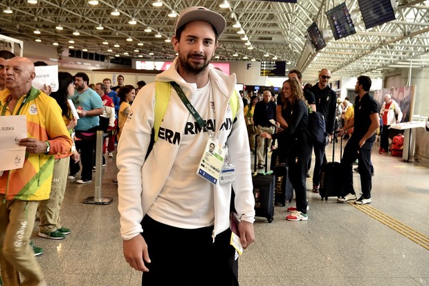 Atleta Matyas Szabo, esgrimista alemão no aeroporto do Galeão (Foto: Roberto Teixeira / EGO )