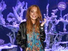 Look do dia: Lindsay Lohan aposta em tubinho estampado para ir à festa