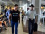 Ex-BBBs Jonas Sulzbach e Fael embarcam juntos em aeroporto do Rio
