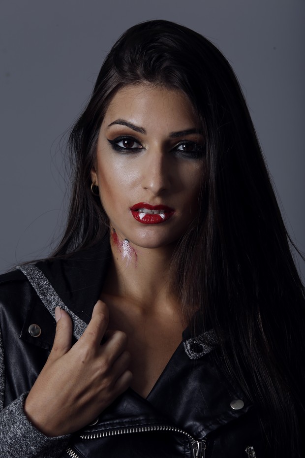 A modelo Mariana Passos, da agência 40 graus, mostra passo a passo de maquiagem de vampira para comemorar o Halloween (Foto: Marcos Serra Lima/Ego)
