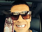 Mateus Verdelho mostra dentes de ouro