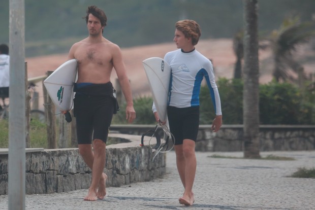 Vladimir Brichta com Felipe, filho de Adriana Esteves, na praia da Macumba, no Rio (Foto: Dilson Silva / Agnews)