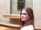 Marina Ruy Barbosa curte férias e posa em frente à Mona Lisa