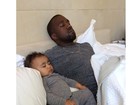 Kim Kardashian posta foto de Kanye West dormindo com a filha