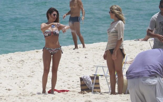 Fernanda Paes Leme e Flávia Alessandra gravam "Salve Jorge" na praia (Foto: Dilson Silva / AgNews)