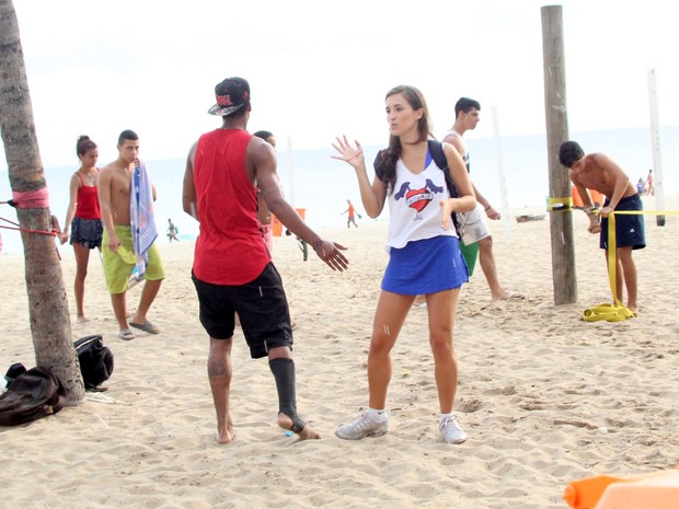 Marcello Melo Jr. e a namorada, Caroline Alves, em praia na Zona Sul do Rio (Foto: J. Humberto/ Ag. News)