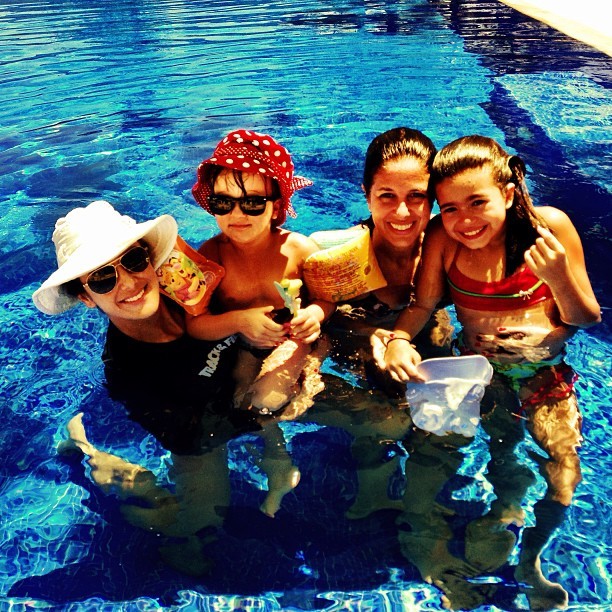 Ticiane Pinheiro e rafinha na piscina (Foto: Instagram / Reprodução)