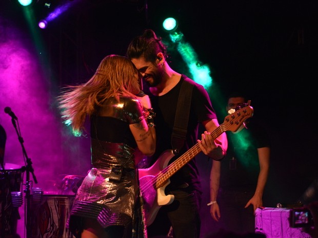 Alinne Rosa e Rodrigo Fróes em show no Recife, em Pernambuco (Foto: Felipe Souto Maior/ Ag. News)