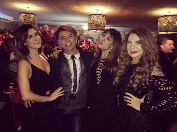 David Brazil com Fernanda Paes Leme, Juliana Knust e Elba Ramalho no casamento de Eliza (Foto: Reprodução/Instagram)